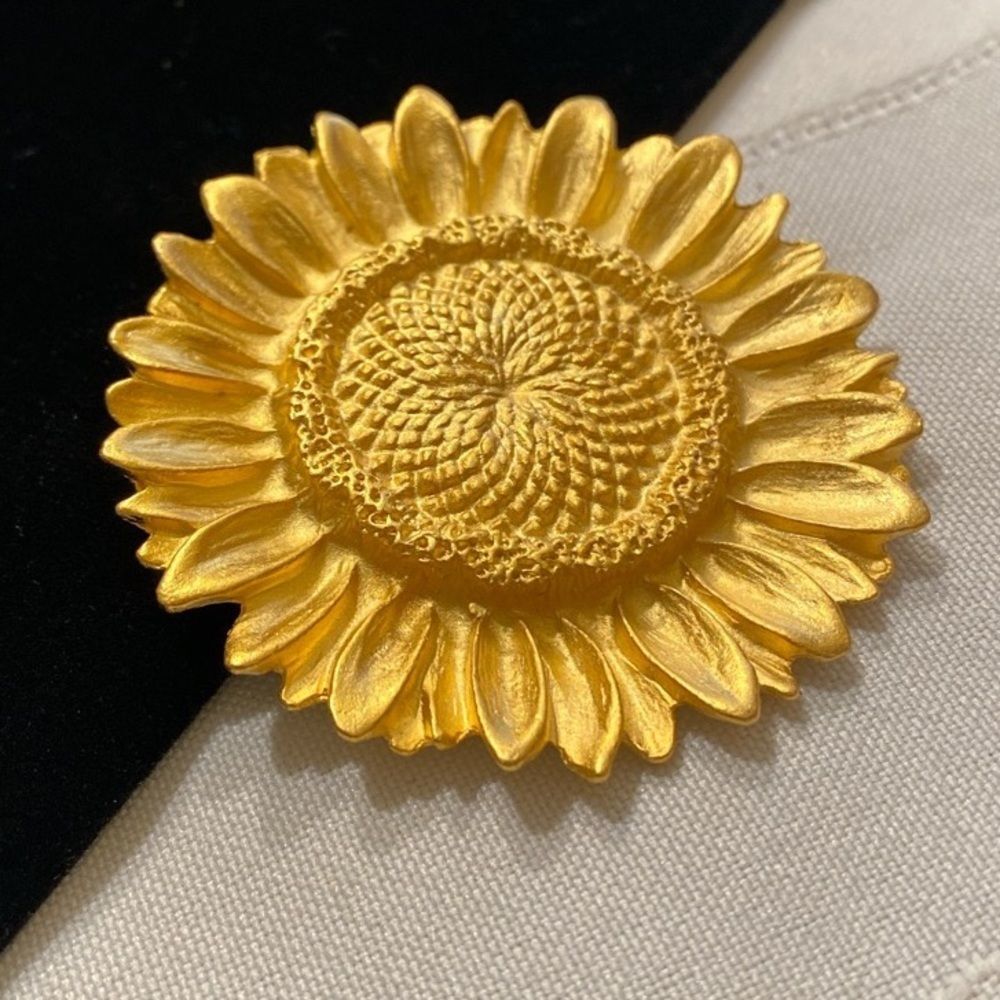 Vintage Brushed Gold Sunflower Brooch - Picture 4 of 8
